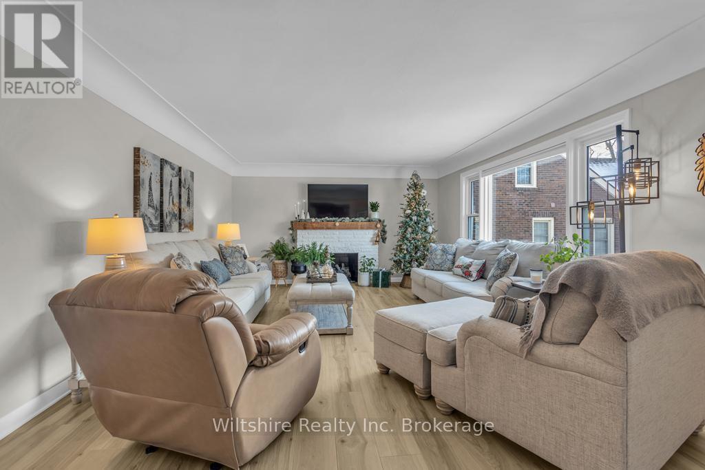 436 Broadway Street, Tillsonburg, ON - Indoor Photo Showing Living Room With Fireplace