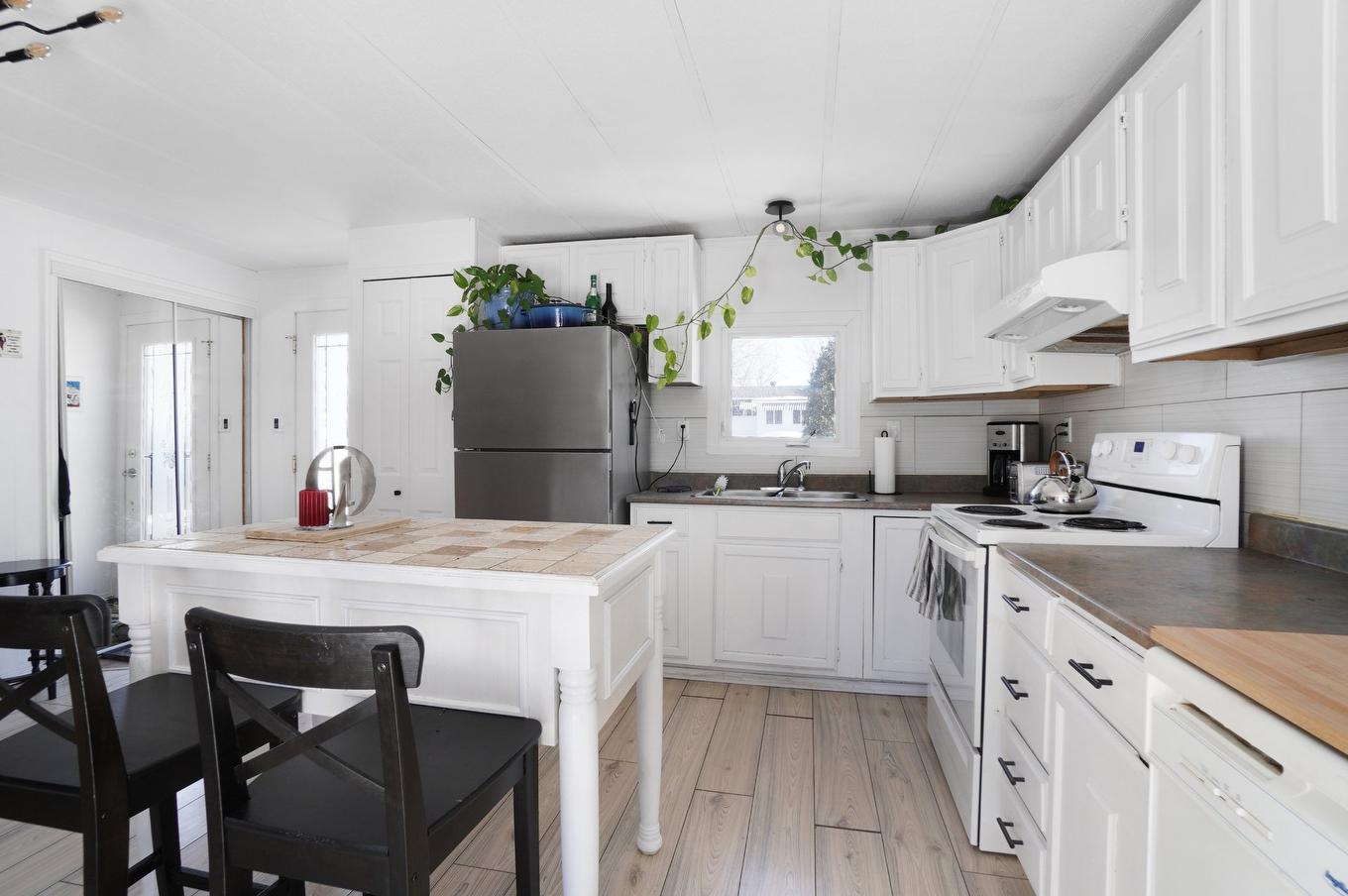 Cuisine - 6 Ch. Du Rivage, Saint-Antoine-Sur-Richelieu, QC - Indoor Photo Showing Kitchen With Double Sink