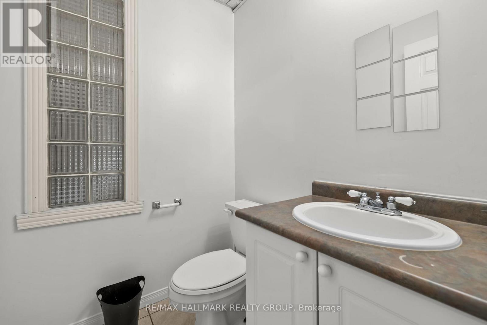 Powder 2pc on the main floor by the kitchen - 132 Beausoleil Drive, Ottawa, ON - Indoor Photo Showing Bathroom