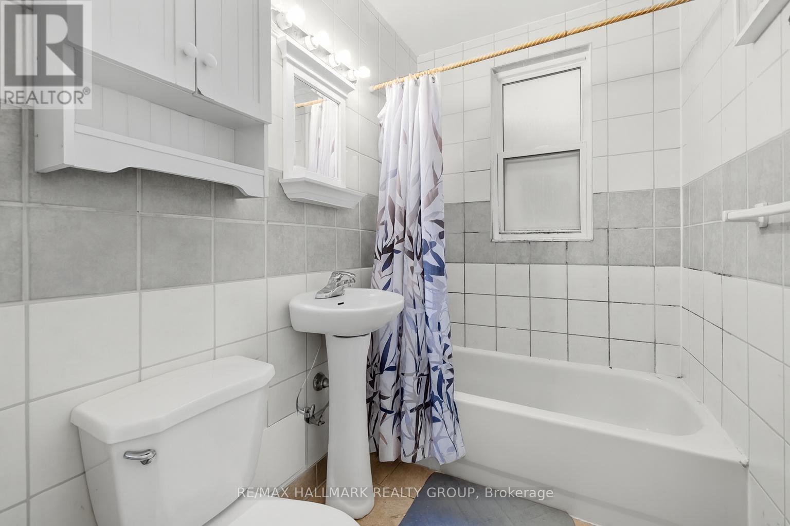 Main bathroom on 2nd level - 132 Beausoleil Drive, Ottawa, ON - Indoor Photo Showing Bathroom