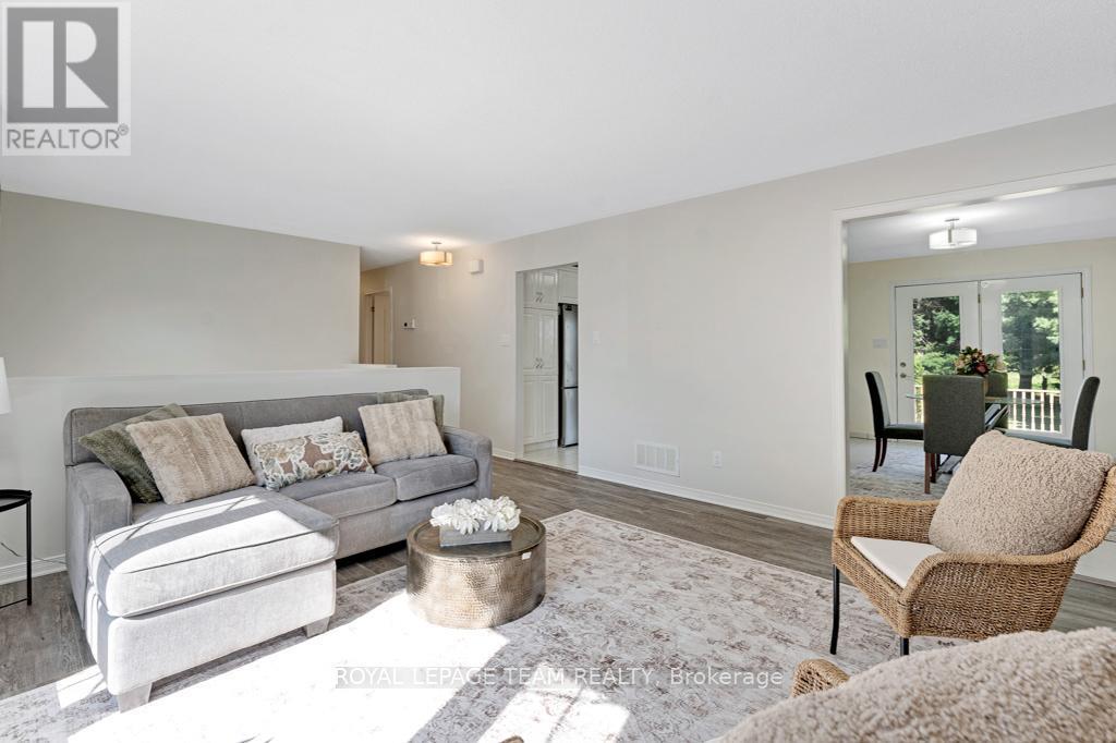 712 Hyndman Road, Edwardsburgh/Cardinal, ON - Indoor Photo Showing Living Room