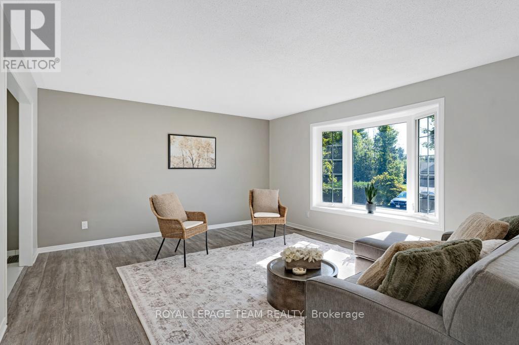 712 Hyndman Road, Edwardsburgh/Cardinal, ON - Indoor Photo Showing Living Room