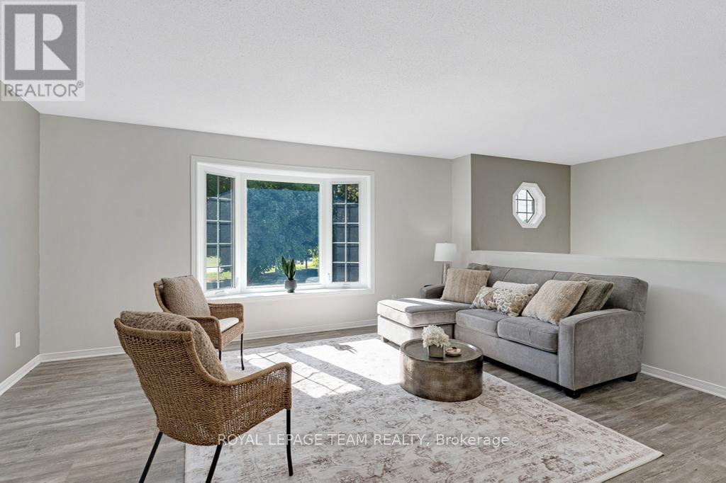 712 Hyndman Road, Edwardsburgh/Cardinal, ON - Indoor Photo Showing Living Room