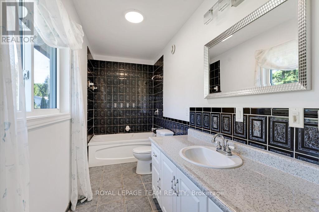 712 Hyndman Road, Edwardsburgh/Cardinal, ON - Indoor Photo Showing Bathroom