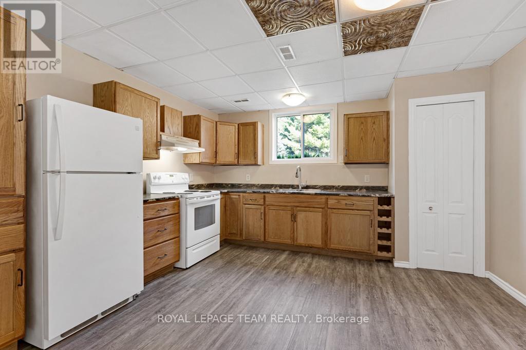 712 Hyndman Road, Edwardsburgh/Cardinal, ON - Indoor Photo Showing Kitchen With Double Sink