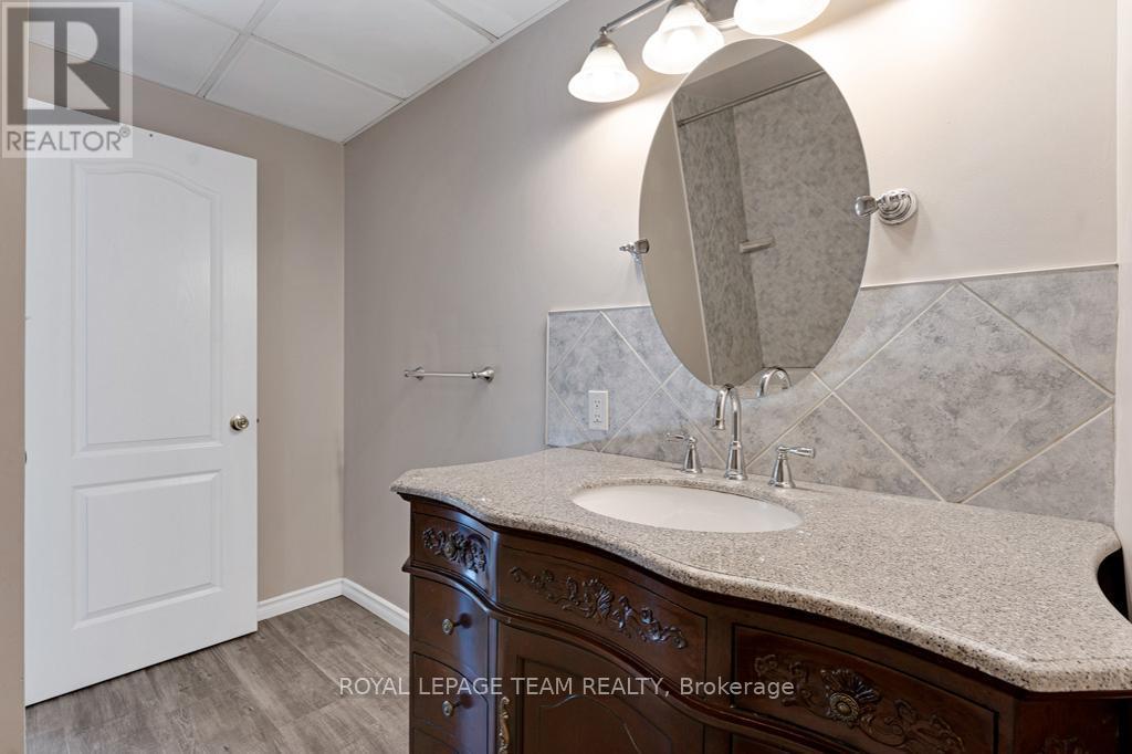 712 Hyndman Road, Edwardsburgh/Cardinal, ON - Indoor Photo Showing Bathroom