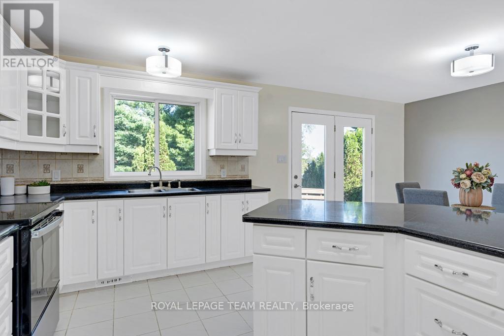 712 Hyndman Road, Edwardsburgh/Cardinal, ON - Indoor Photo Showing Kitchen With Double Sink