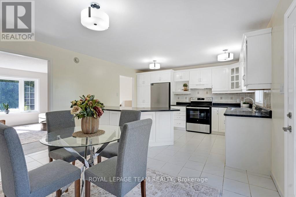 712 Hyndman Road, Edwardsburgh/Cardinal, ON - Indoor Photo Showing Other Room