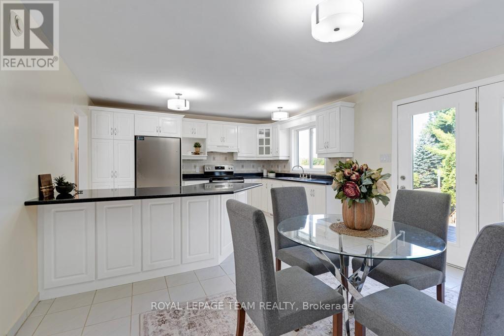 712 Hyndman Road, Edwardsburgh/Cardinal, ON - Indoor Photo Showing Dining Room