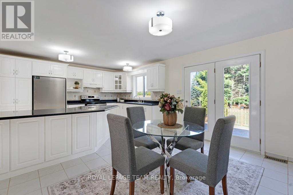 712 Hyndman Road, Edwardsburgh/Cardinal, ON - Indoor Photo Showing Dining Room