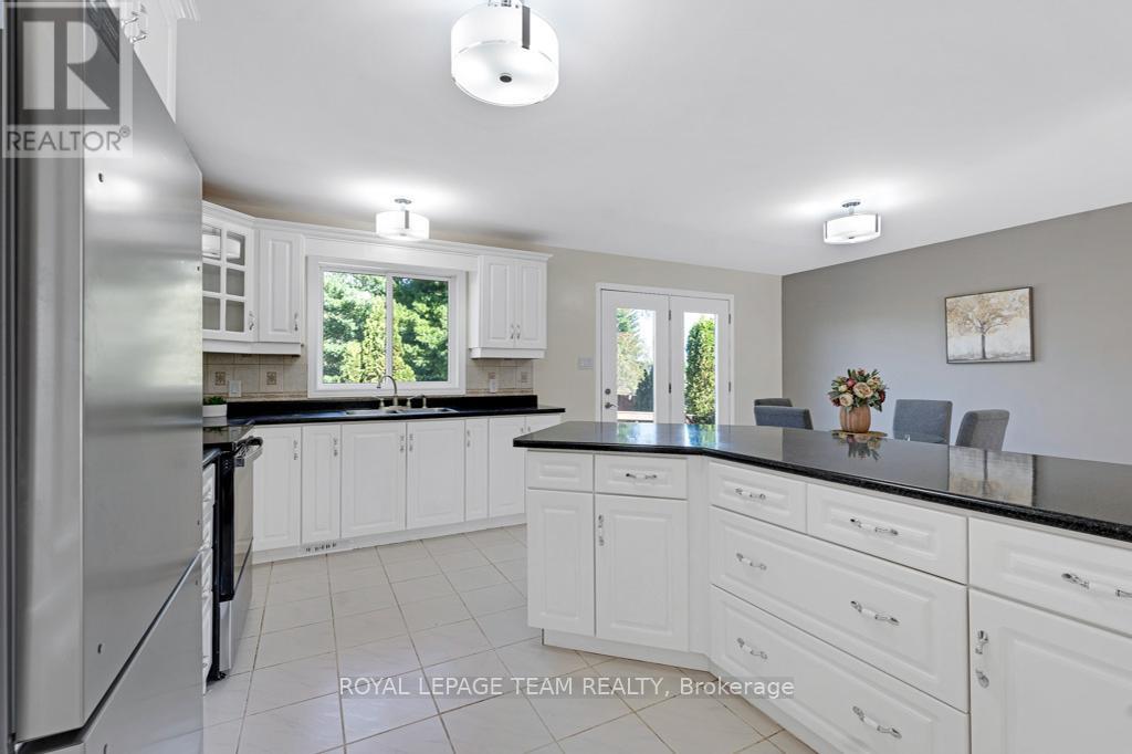 712 Hyndman Road, Edwardsburgh/Cardinal, ON - Indoor Photo Showing Kitchen With Double Sink