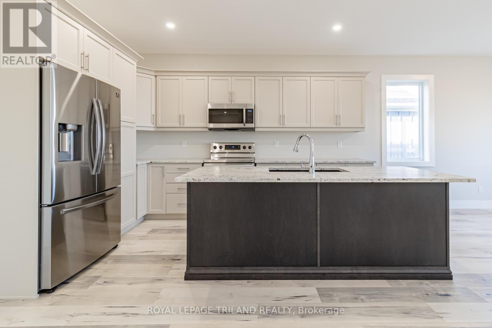 Kitchen is like it has been barely been used! - 26 Tattersall Lane, Lambton Shores (Grand Bend), ON - Indoor Photo Showing Kitchen