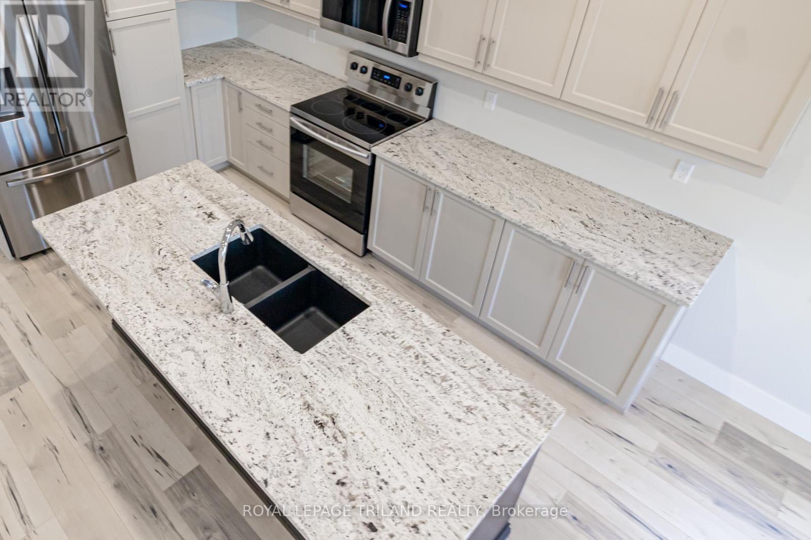 Attractive cobalt black sink. - 26 Tattersall Lane, Lambton Shores (Grand Bend), ON - Indoor Photo Showing Kitchen With Double Sink
