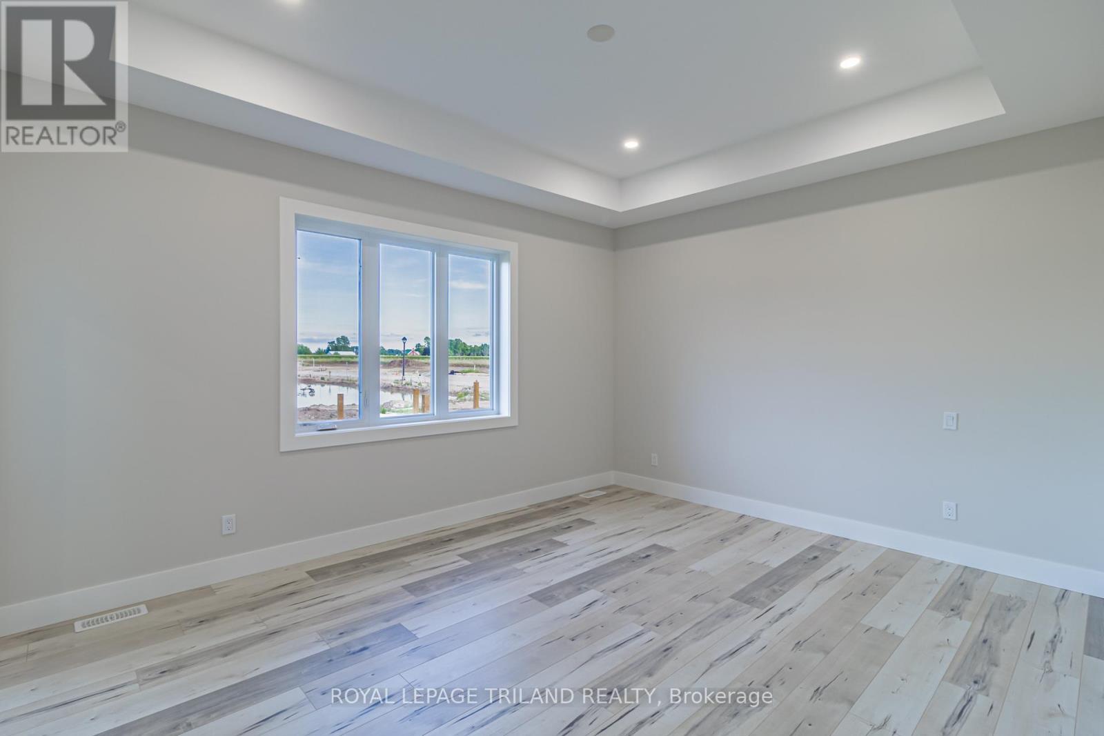 Large master bedroom w/ WI closet & ensuite - 26 Tattersall Lane, Lambton Shores (Grand Bend), ON - Indoor Photo Showing Other Room