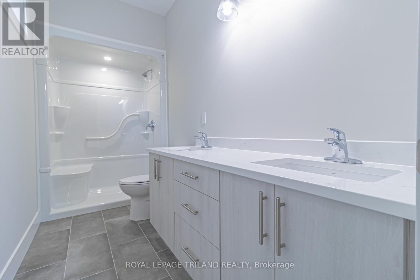 Spacious ensuite bath off master bedroom - 26 Tattersall Lane, Lambton Shores (Grand Bend), ON - Indoor Photo Showing Bathroom