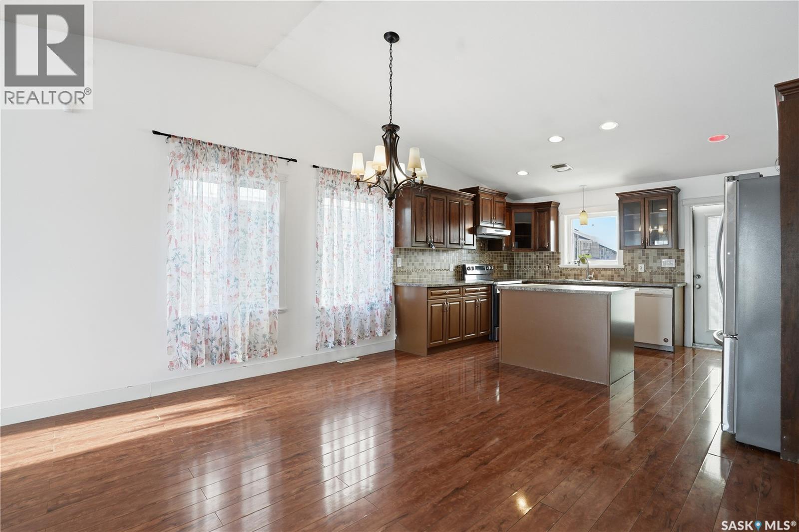 339 West Hampton Boulevard, Saskatoon, SK - Indoor Photo Showing Kitchen With Upgraded Kitchen