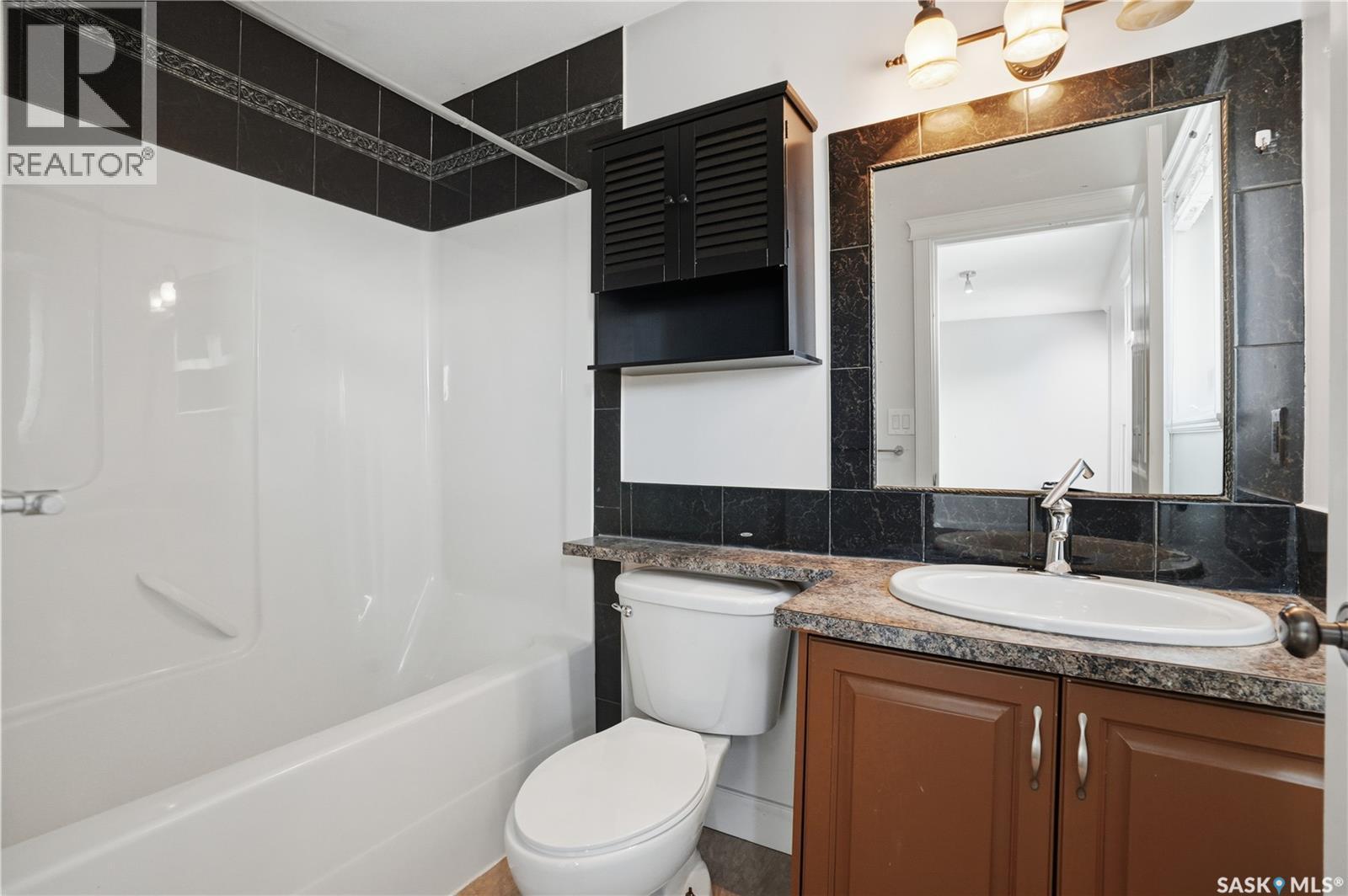 339 West Hampton Boulevard, Saskatoon, SK - Indoor Photo Showing Bathroom