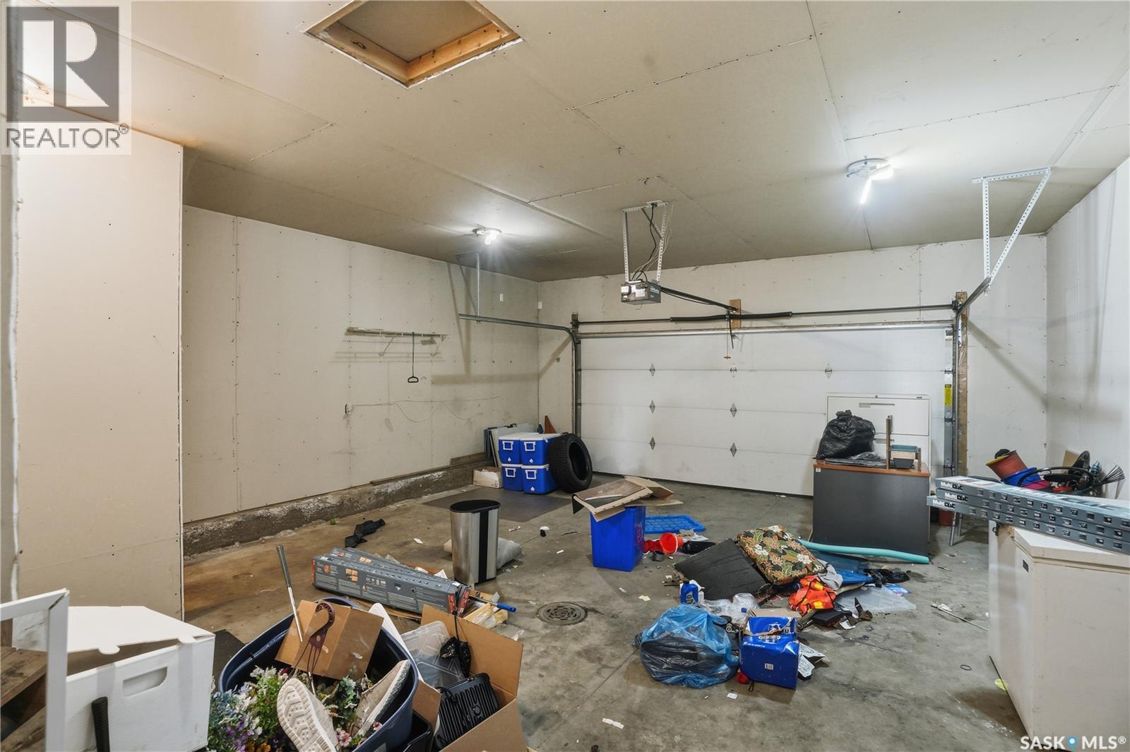 339 West Hampton Boulevard, Saskatoon, SK - Indoor Photo Showing Garage