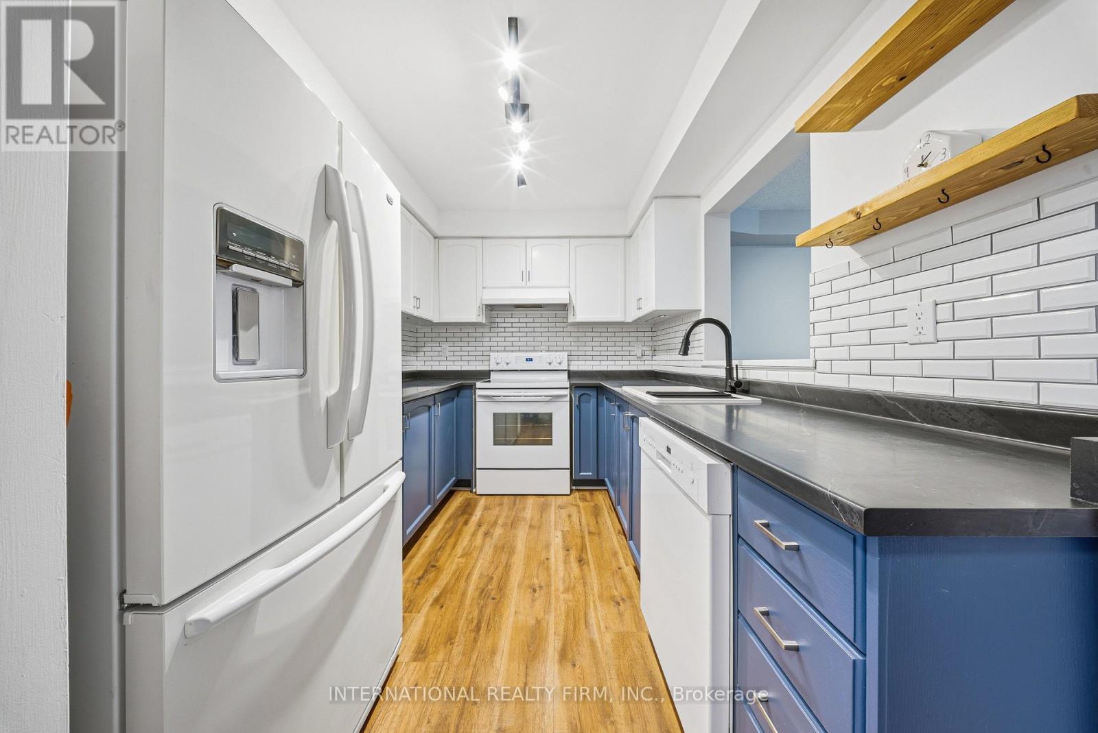187 Park Drive, Whitchurch-Stouffville, ON - Indoor Photo Showing Kitchen With Double Sink