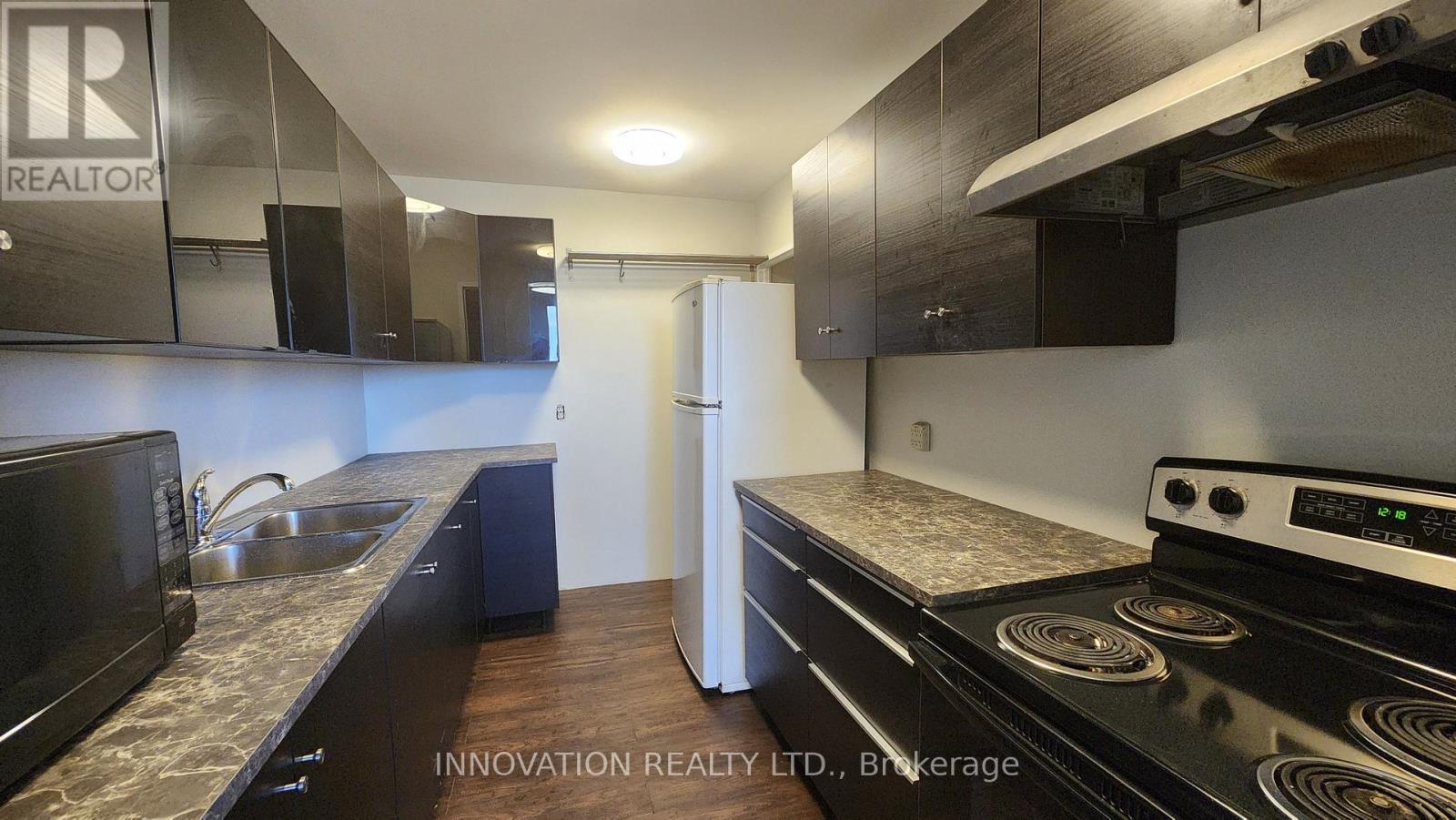 1406 - 2020 Jasmine Crescent, Ottawa, ON - Indoor Photo Showing Kitchen With Double Sink