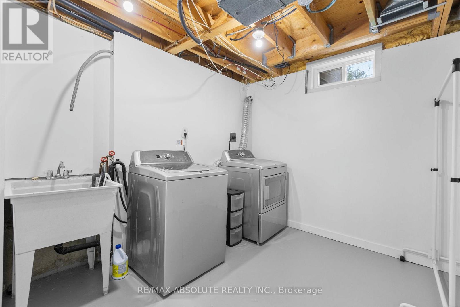 16 Melanie Crescent, Ottawa, ON - Indoor Photo Showing Laundry Room