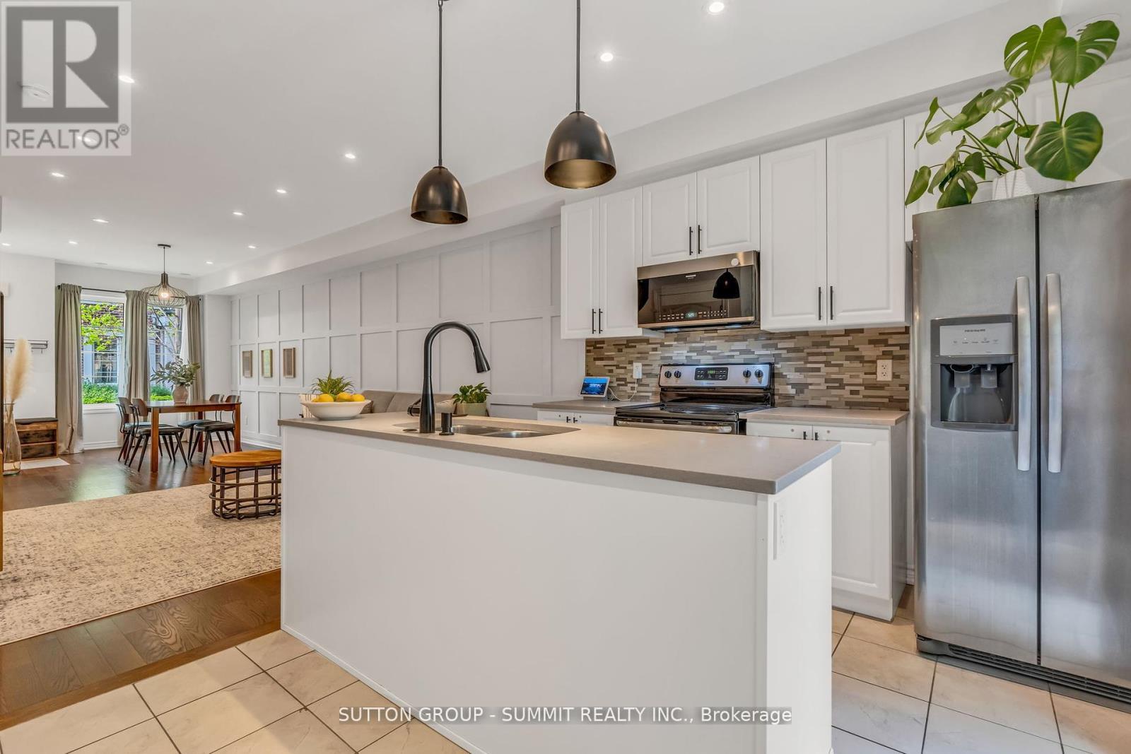 53 - 636 Evans Avenue S, Toronto, ON - Indoor Photo Showing Kitchen With Double Sink With Upgraded Kitchen