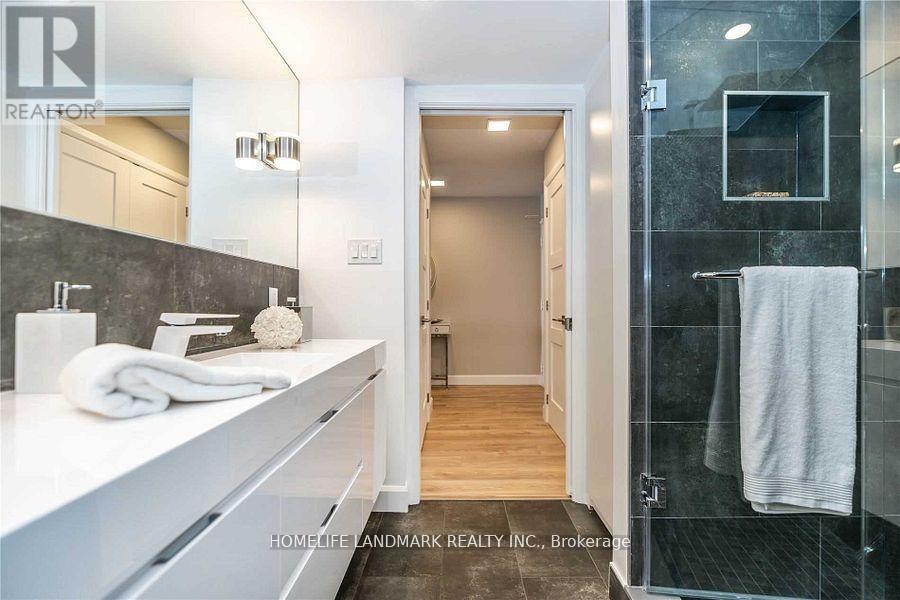 1401 - 298 Jarvis Street, Toronto, ON - Indoor Photo Showing Bathroom