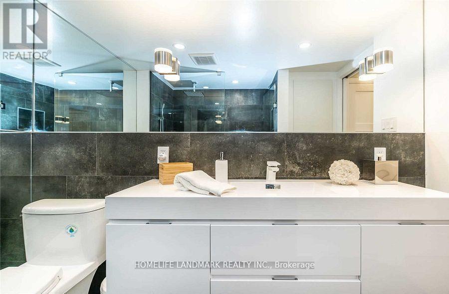 1401 - 298 Jarvis Street, Toronto, ON - Indoor Photo Showing Bathroom