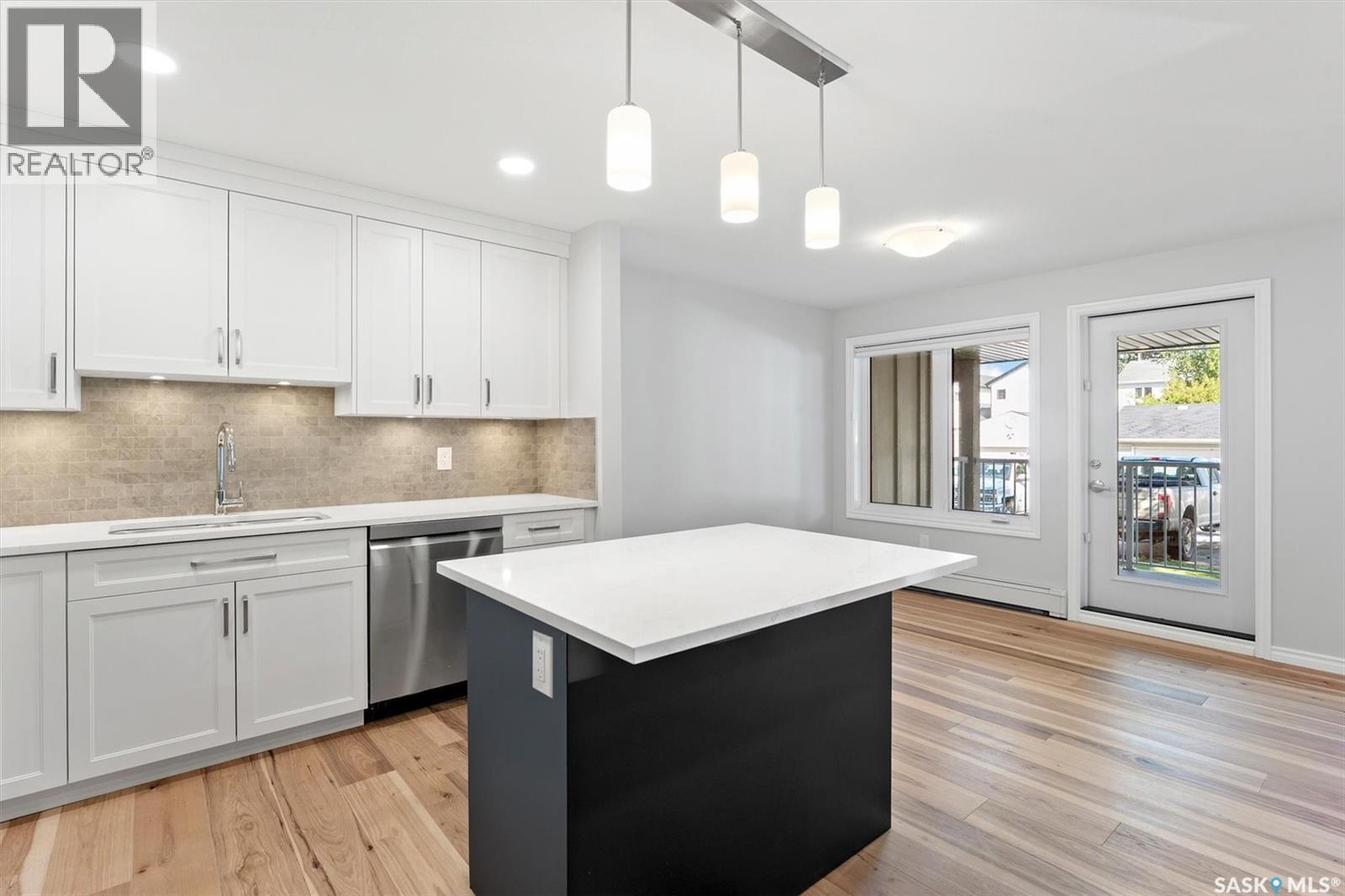 102 318 108Th Street, Saskatoon, SK - Indoor Photo Showing Kitchen With Upgraded Kitchen