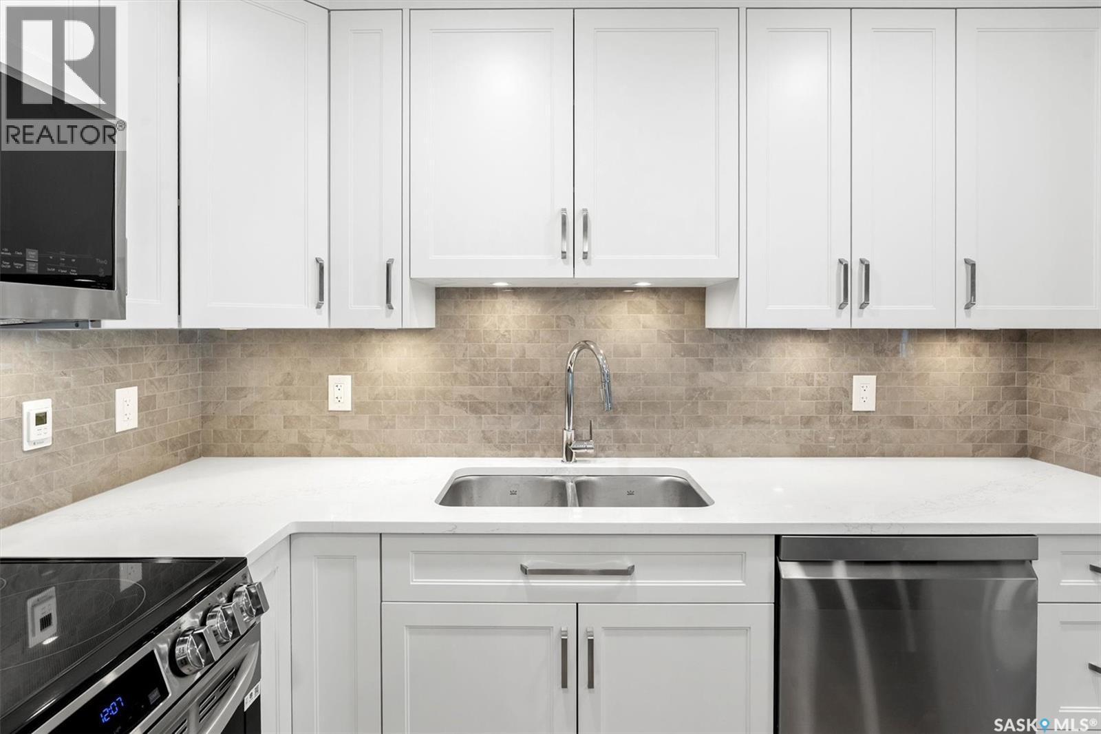102 318 108Th Street, Saskatoon, SK - Indoor Photo Showing Kitchen With Double Sink With Upgraded Kitchen