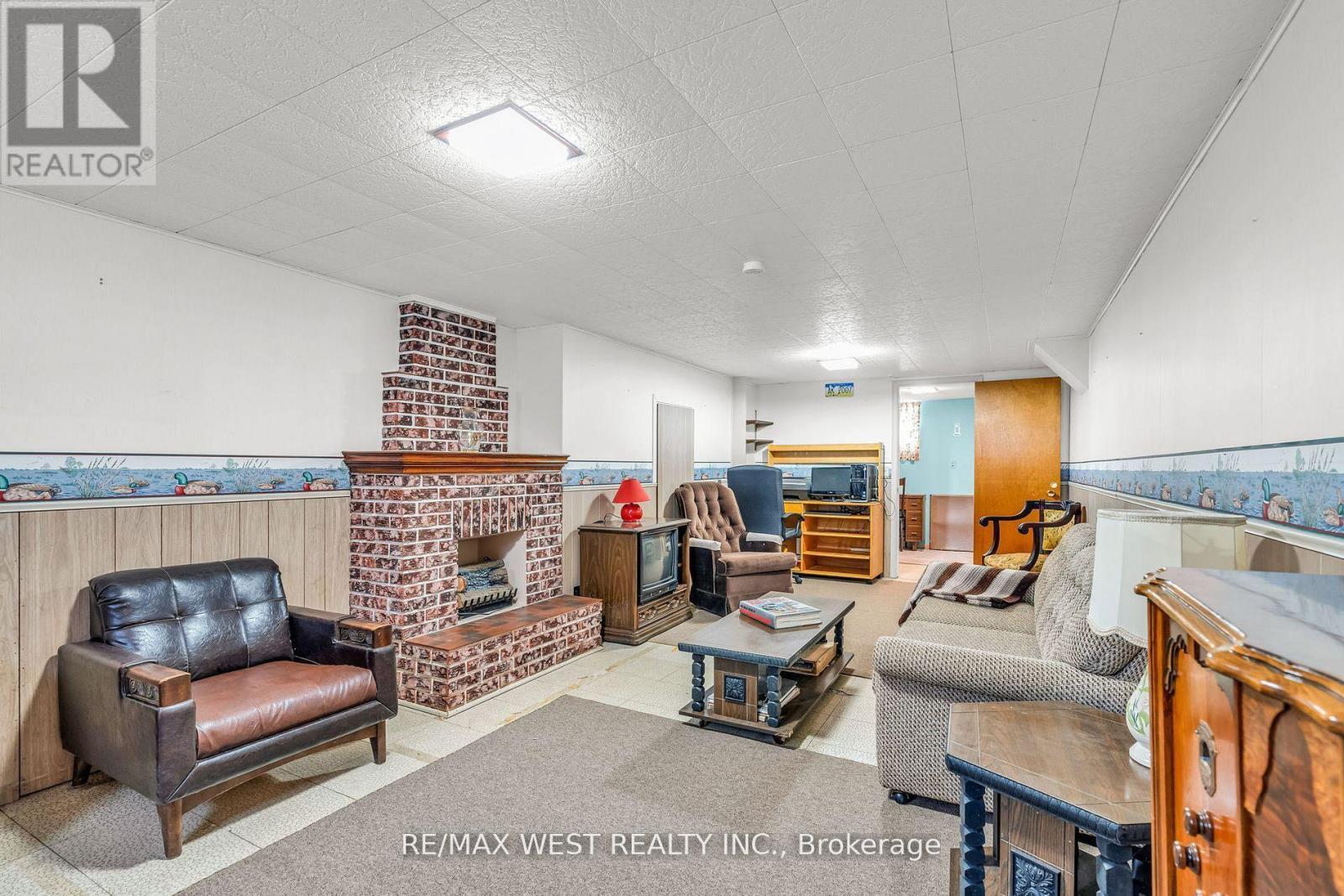 90 Napier Street, Vaughan, ON - Indoor Photo Showing Living Room With Fireplace