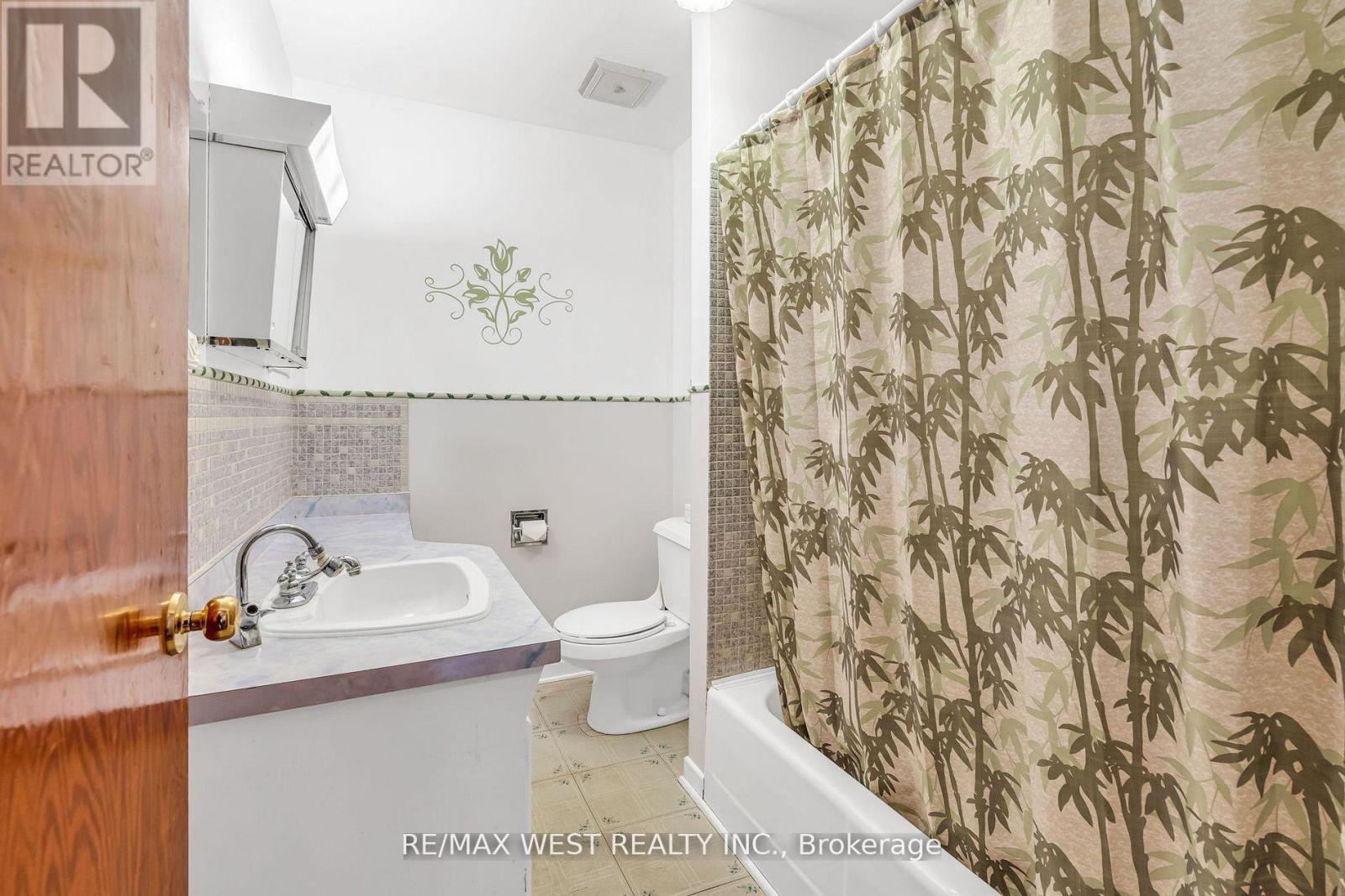 90 Napier Street, Vaughan, ON - Indoor Photo Showing Bathroom