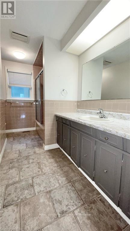 Main Level & Second Floor - 867 Viscount Road S, London South (South N), ON