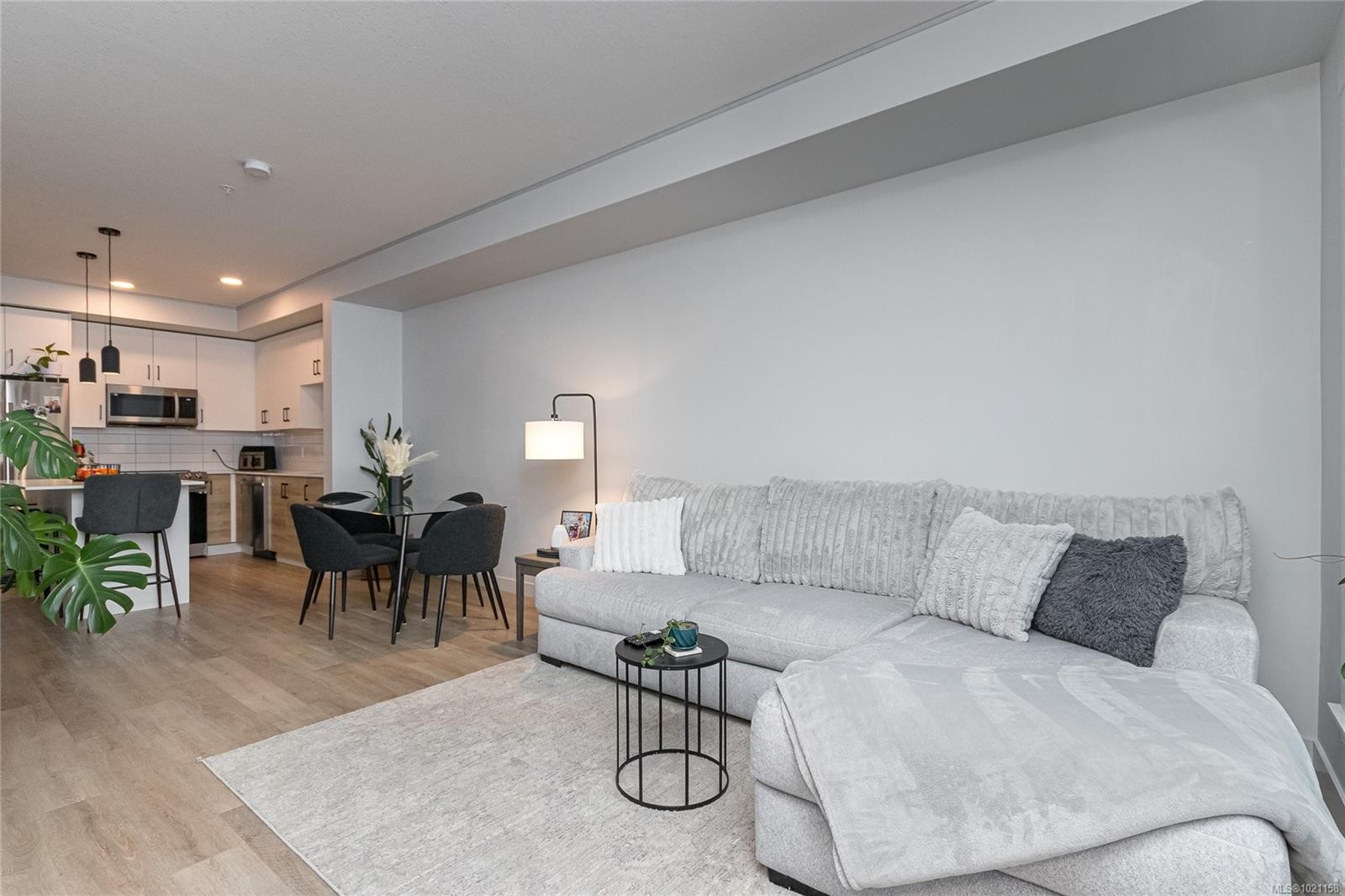 204-2465 Gateway Rd, Langford, BC - Indoor Photo Showing Living Room