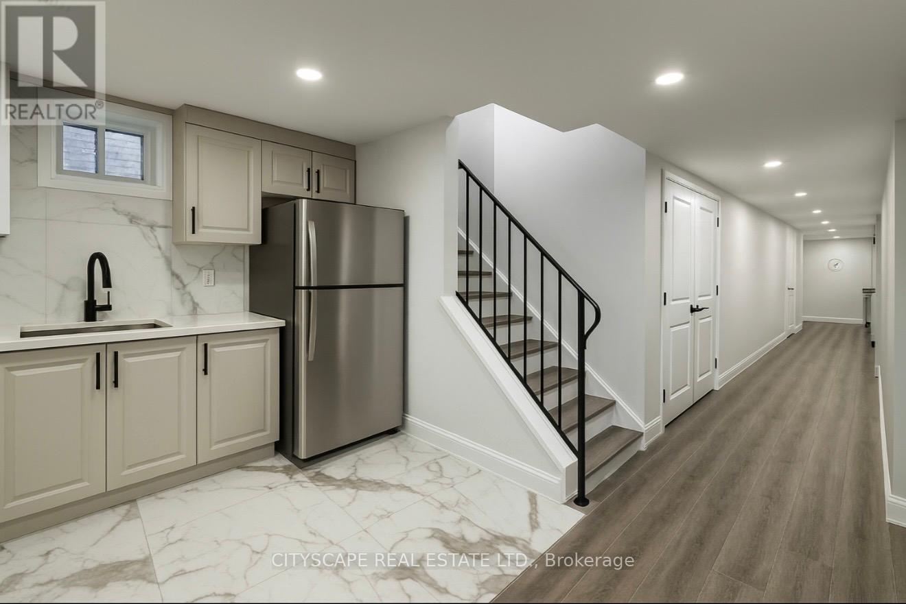 5582 Meadowcrest Avenue, Mississauga, ON - Indoor Photo Showing Kitchen