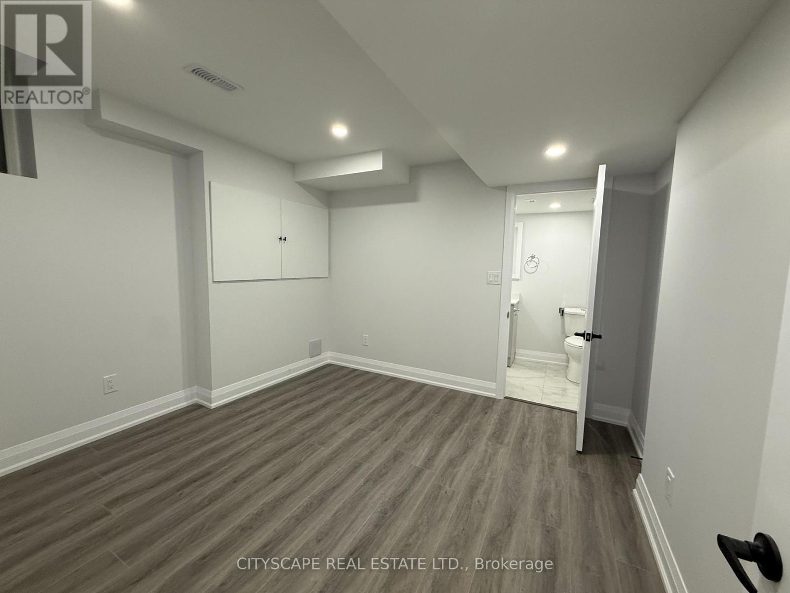 5582 Meadowcrest Avenue, Mississauga, ON - Indoor