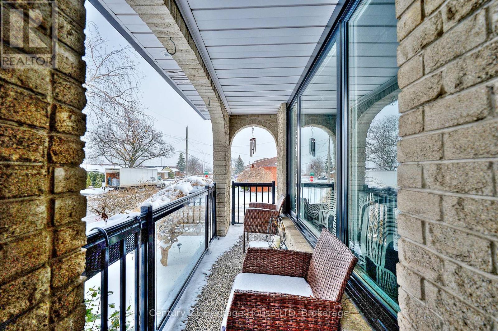 Covered front porch - 70 Taymall Street, Hamilton (Templemead), ON - Outdoor With Exterior