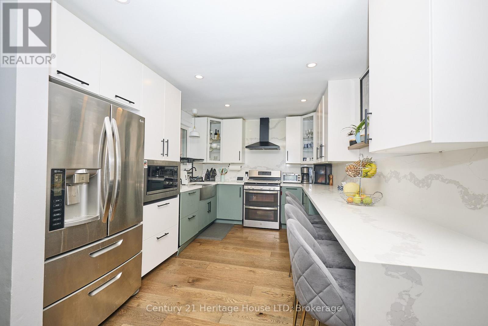 Dine in kitchen - 70 Taymall Street, Hamilton (Templemead), ON - Indoor Photo Showing Kitchen With Upgraded Kitchen