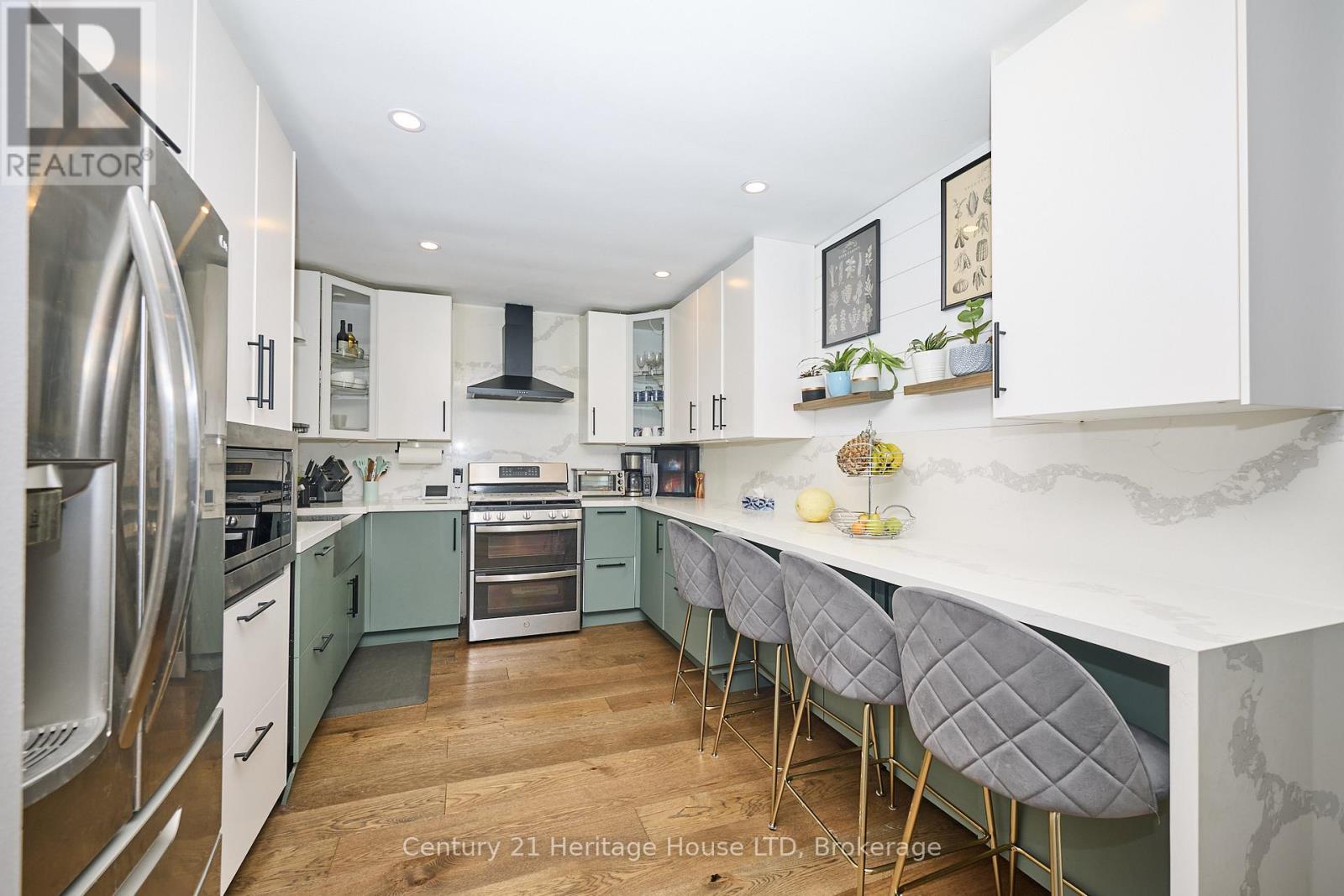 Dine in kitchen - 70 Taymall Street, Hamilton (Templemead), ON - Indoor Photo Showing Kitchen With Upgraded Kitchen