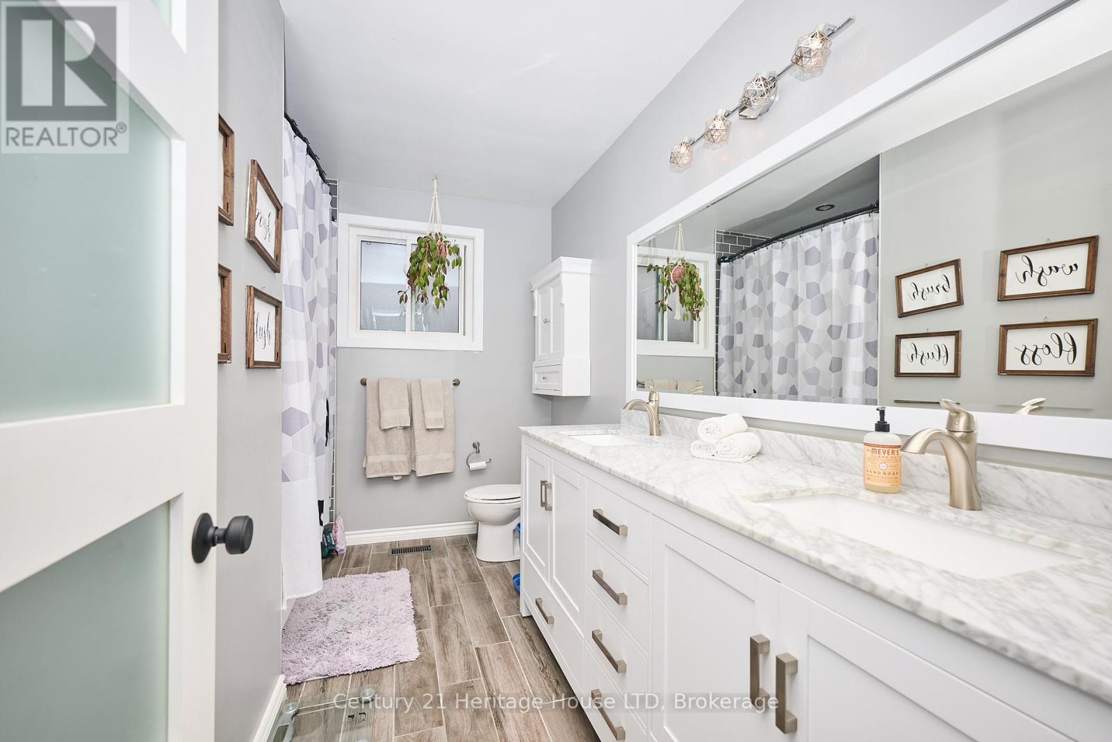 5 Pc Bathroom - 70 Taymall Street, Hamilton (Templemead), ON - Indoor Photo Showing Bathroom