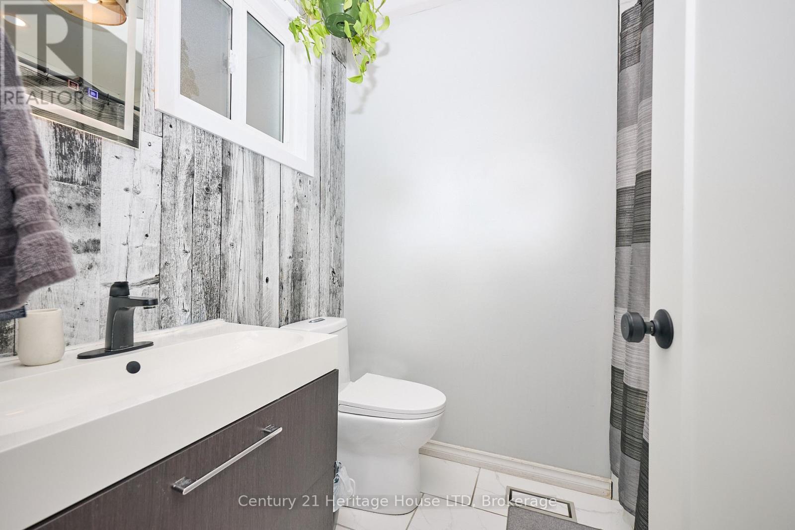 4 Pc Bathroom - 70 Taymall Street, Hamilton (Templemead), ON - Indoor Photo Showing Bathroom