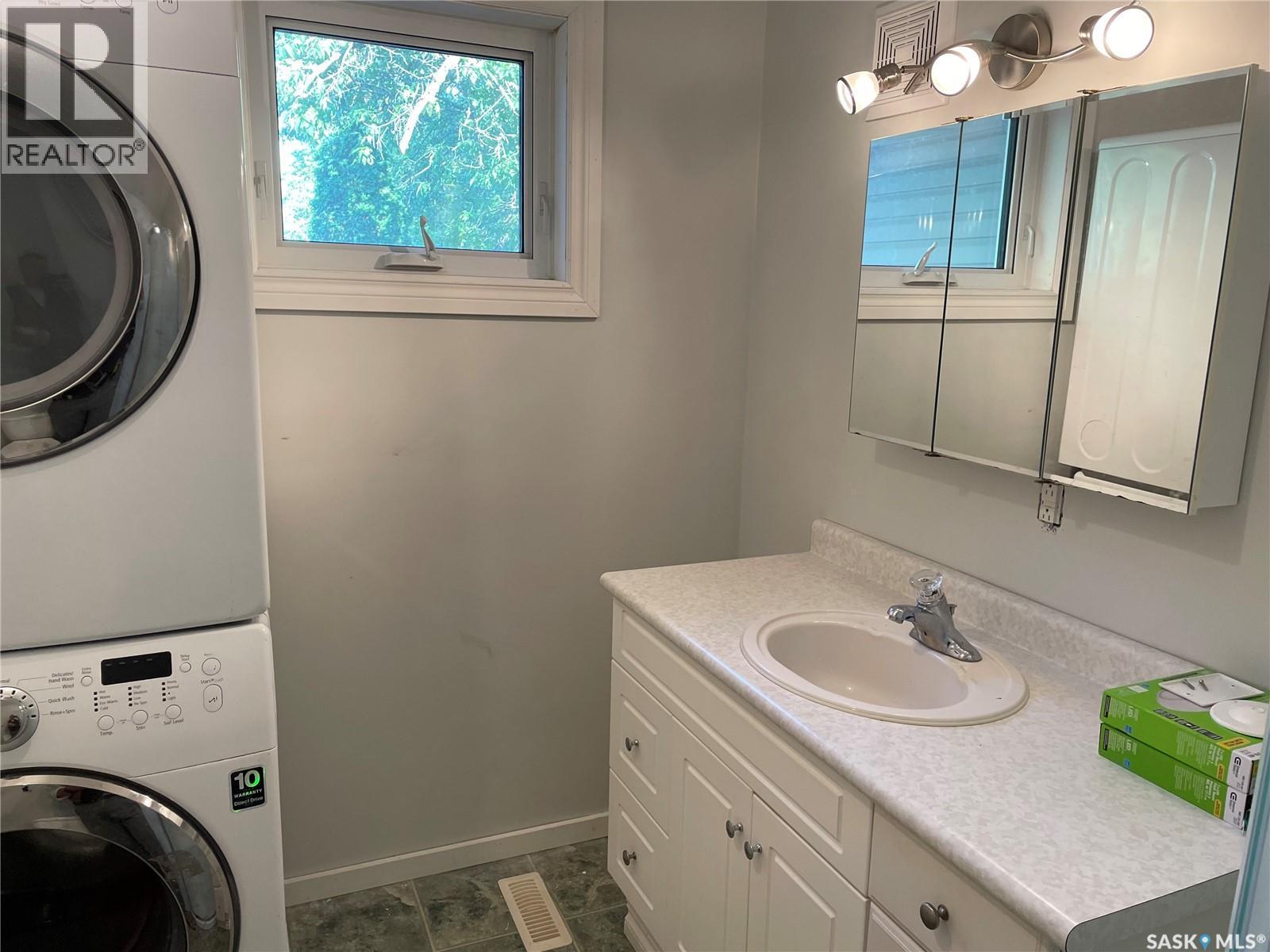 218 1St Street Nw, Wadena, SK - Indoor Photo Showing Laundry Room