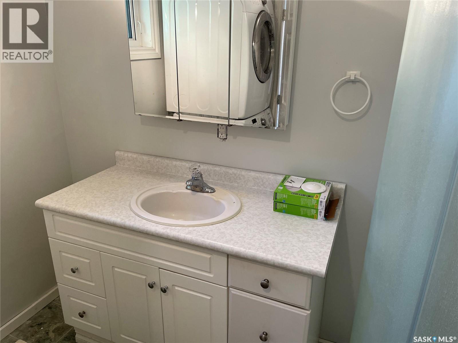 218 1St Street Nw, Wadena, SK - Indoor Photo Showing Laundry Room