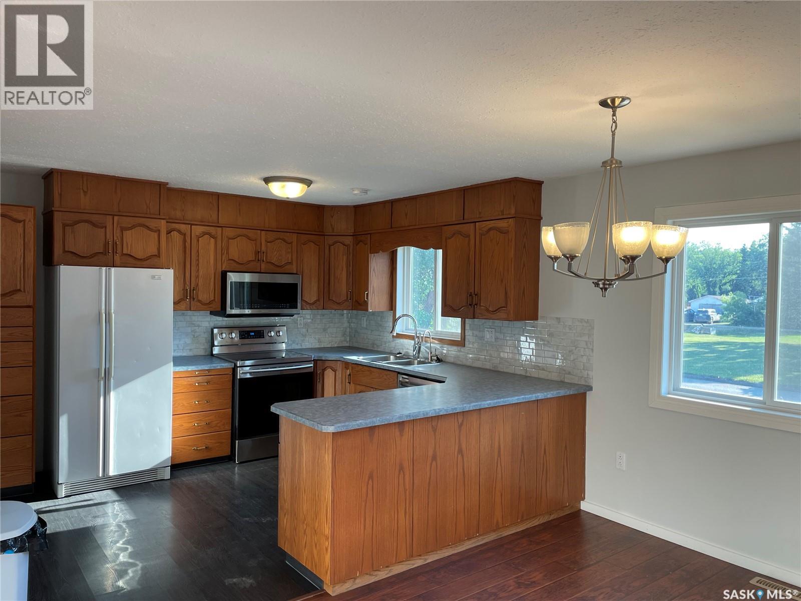 218 1St Street Nw, Wadena, SK - Indoor Photo Showing Kitchen With Double Sink