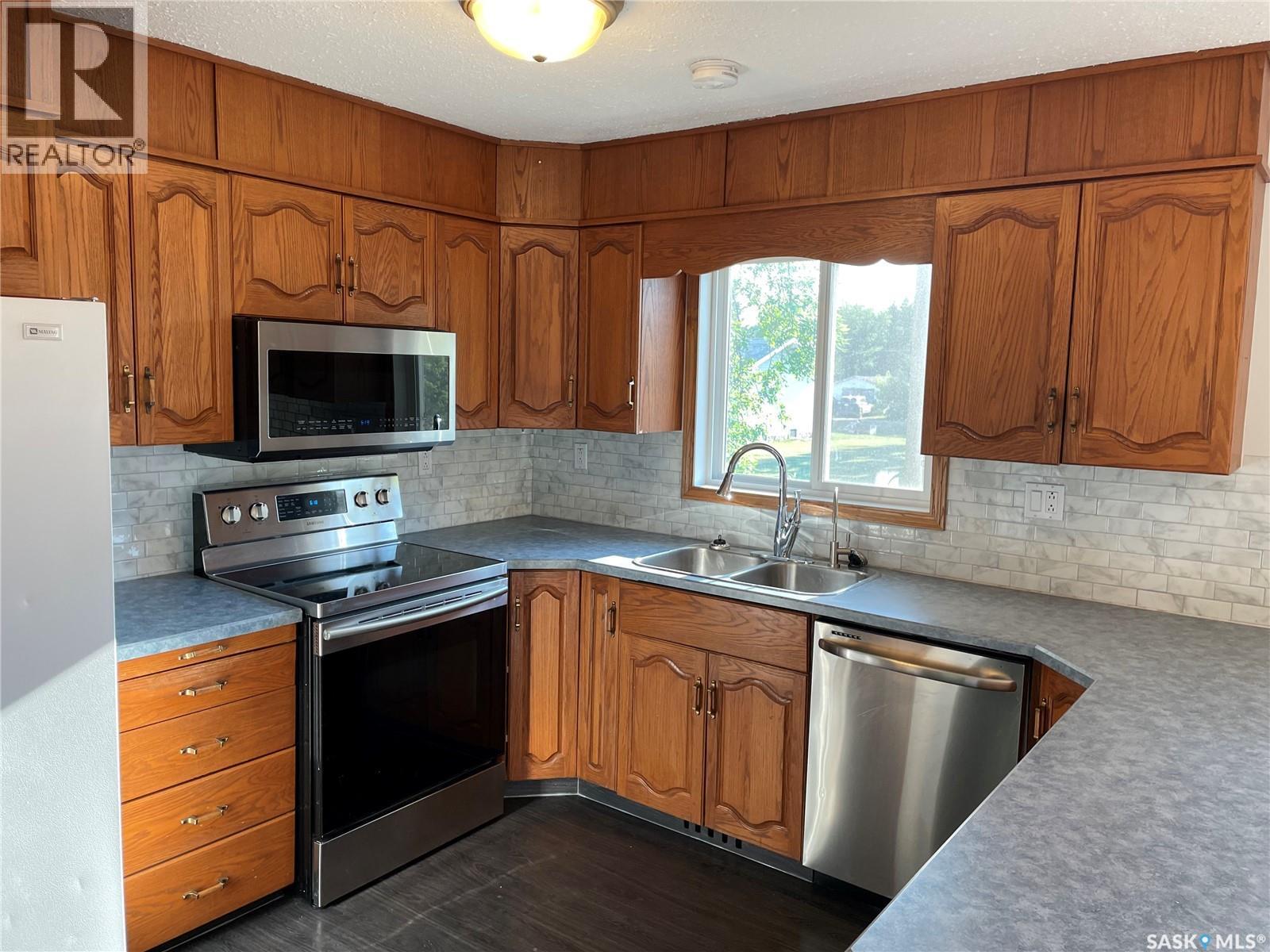 218 1St Street Nw, Wadena, SK - Indoor Photo Showing Kitchen With Double Sink
