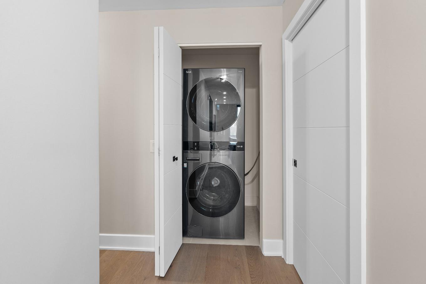 Salle de lavage - 1202-2835 Av. Du Cosmodôme, Laval (Chomedey), QC - Indoor Photo Showing Laundry Room