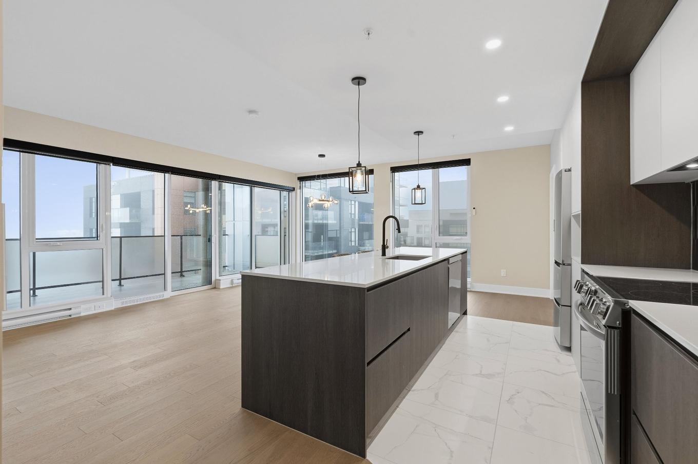 Vue d'ensemble - 1202-2835 Av. Du Cosmodôme, Laval (Chomedey), QC - Indoor Photo Showing Kitchen With Upgraded Kitchen