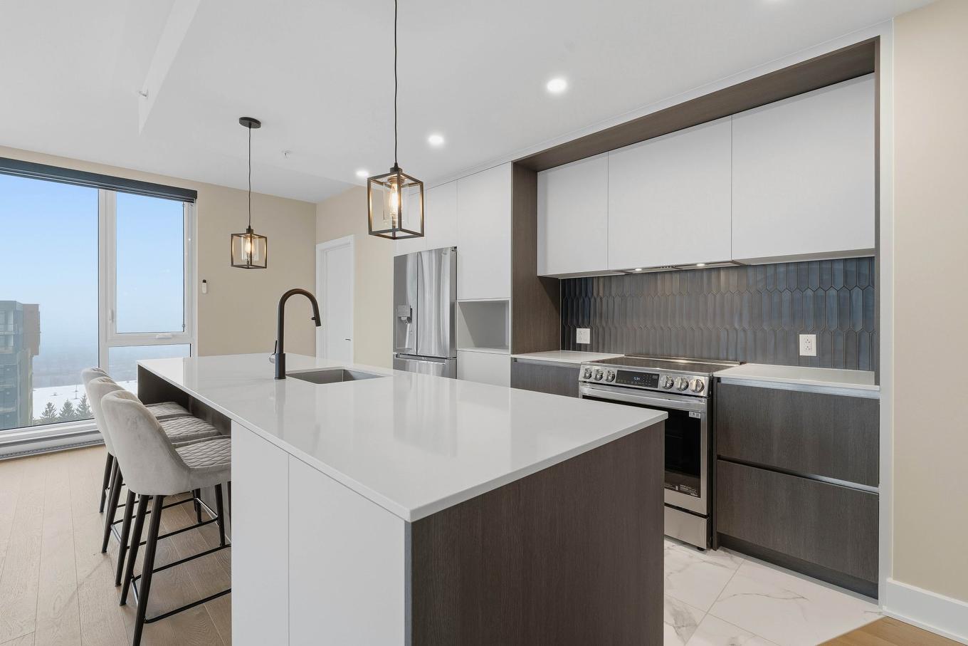 Coin-repas - 1202-2835 Av. Du Cosmodôme, Laval (Chomedey), QC - Indoor Photo Showing Kitchen With Upgraded Kitchen