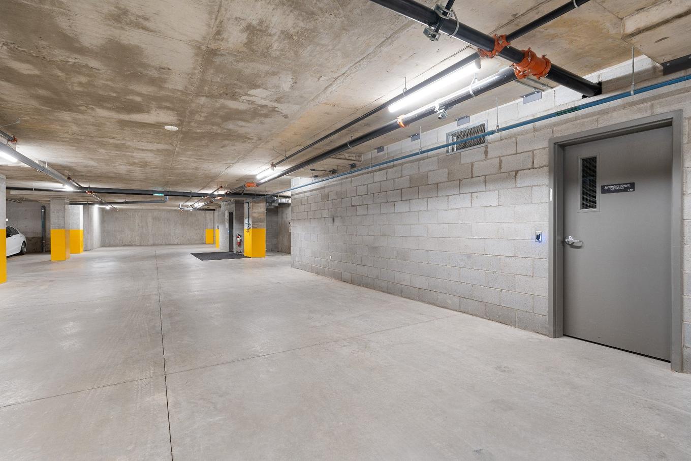 Garage - 1202-2835 Av. Du Cosmodôme, Laval (Chomedey), QC - Indoor Photo Showing Garage