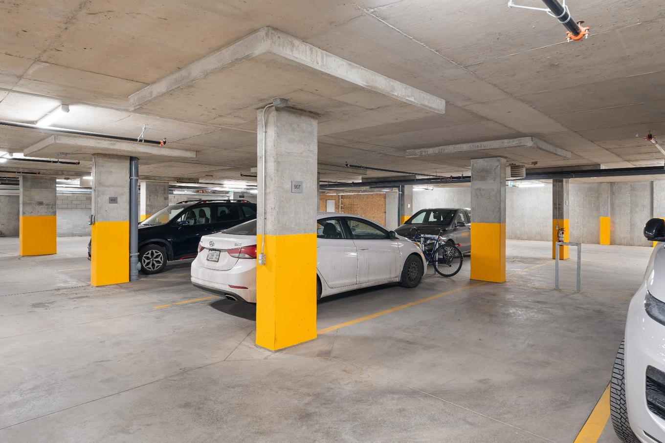 Garage - 1202-2835 Av. Du Cosmodôme, Laval (Chomedey), QC - Indoor Photo Showing Garage